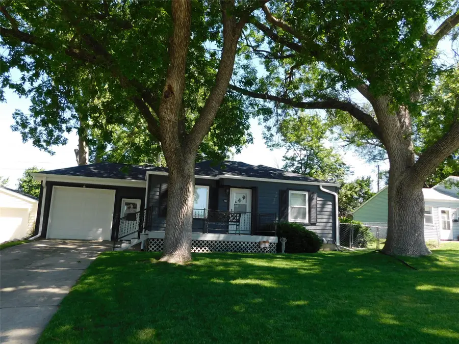 2004 S 3rd Avenue E, Newton, IA 50208 - #2