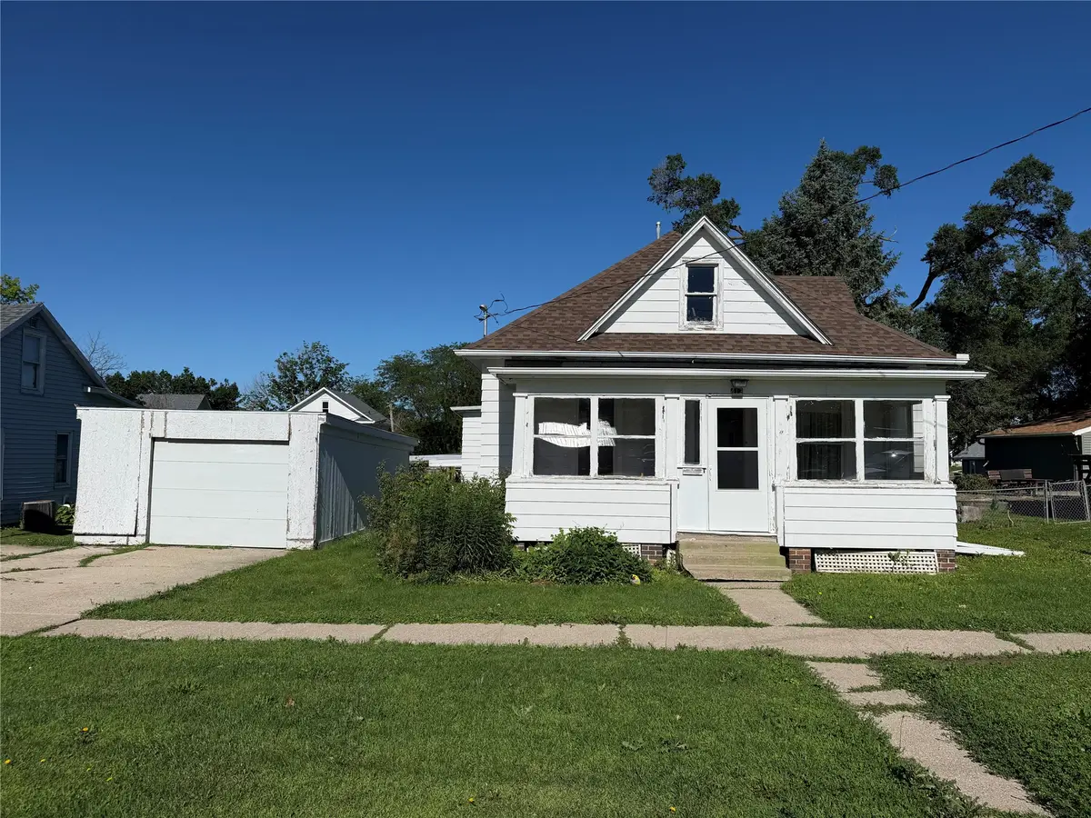 413 E 3rd Street S, Newton, IA 50208 - #1