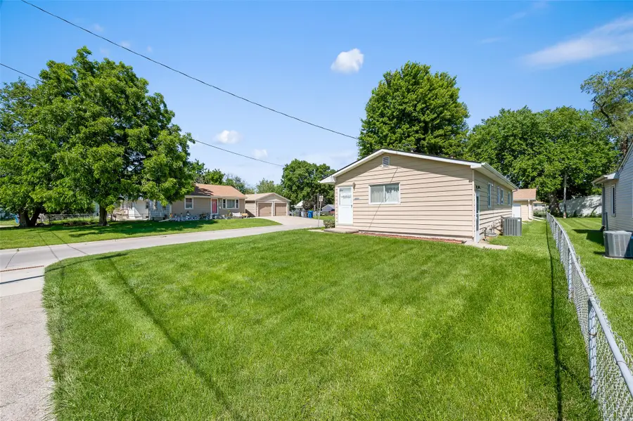 2021 E 22nd Street, Des Moines, IA 50317 - #2