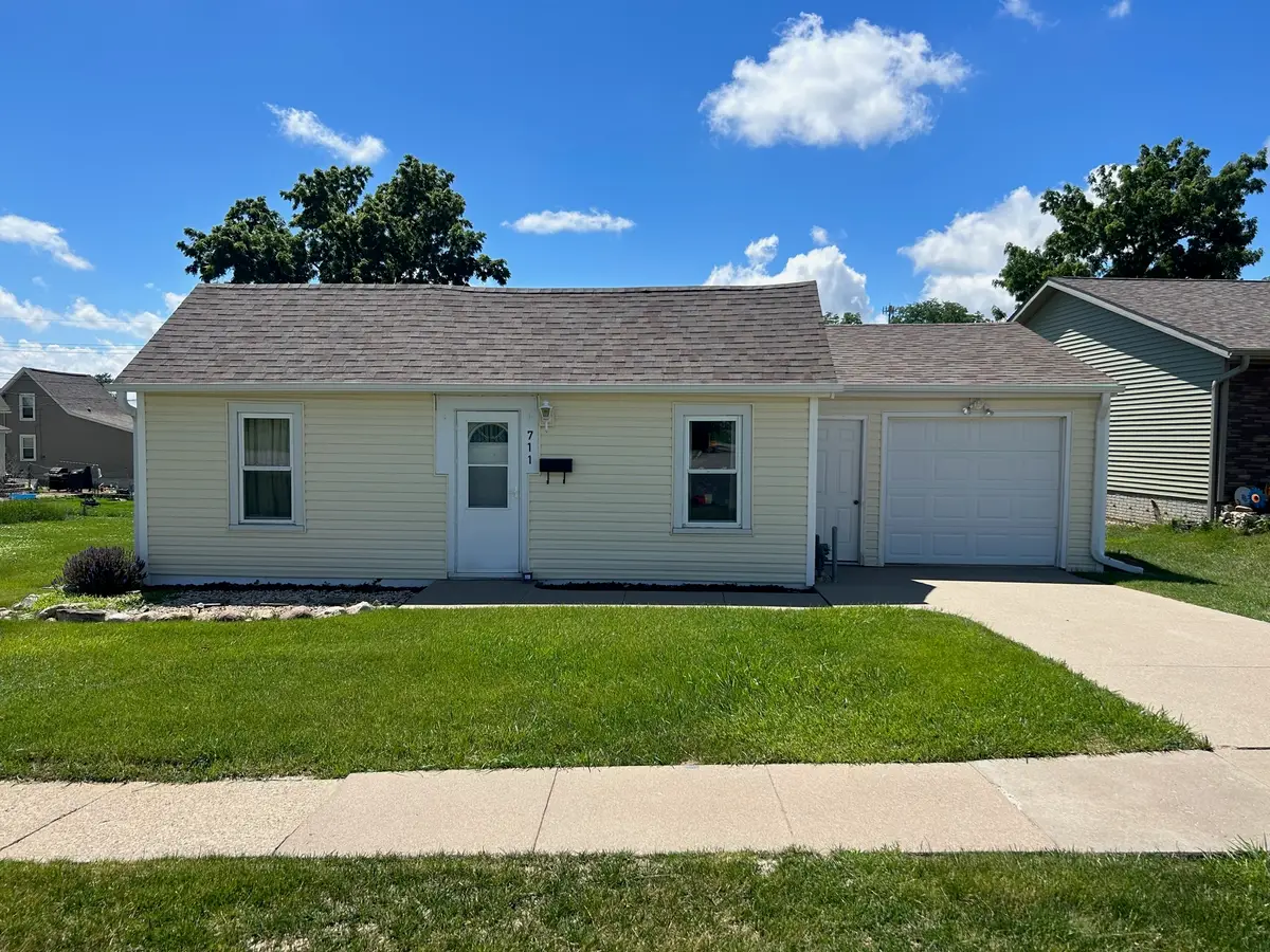 711 Spring Street, Grinnell, IA 50112 - #1