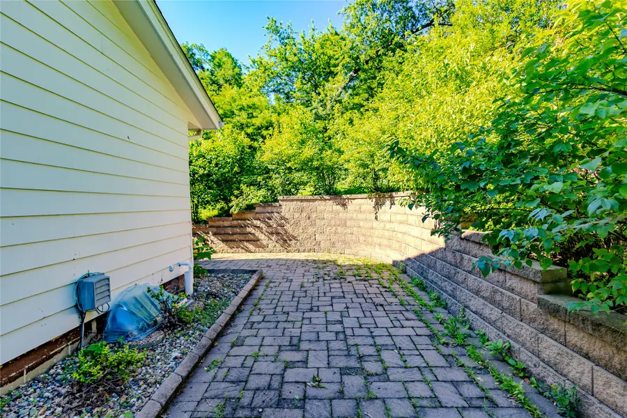 1327 S 4th Avenue W, Newton, IA 50208 - #3