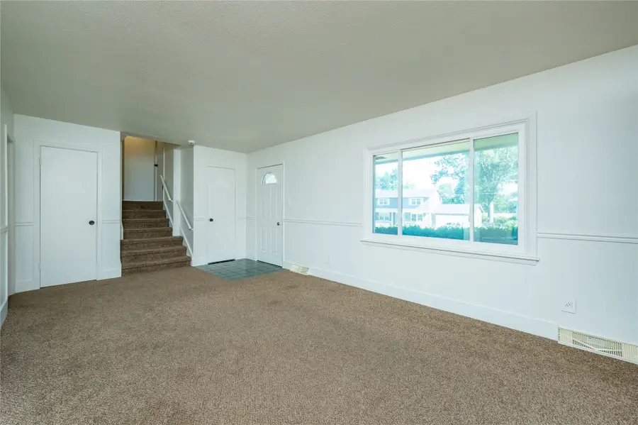 6800 Holcomb Avenue, Urbandale, IA 50322 - #2