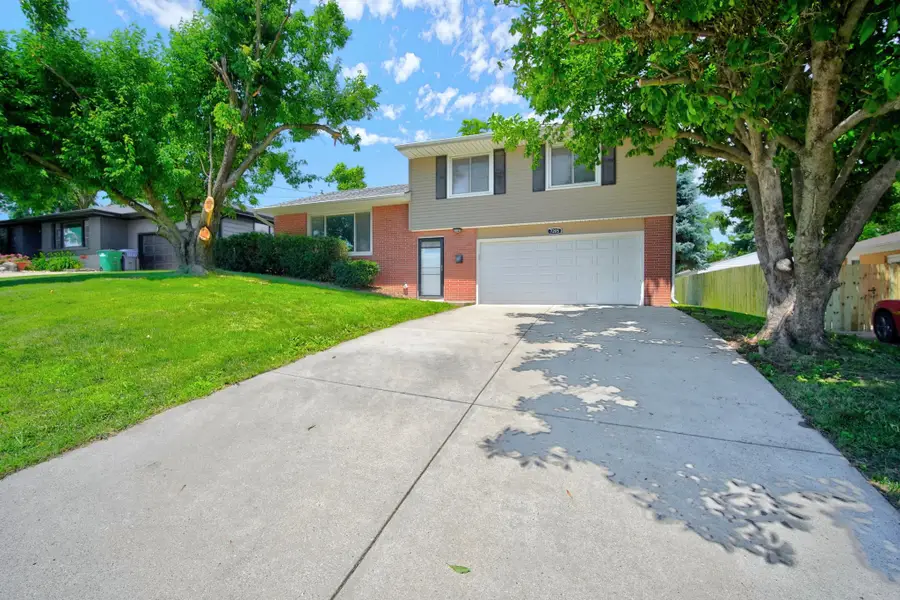 7205 Maple Drive, Urbandale, IA 50322 - #3