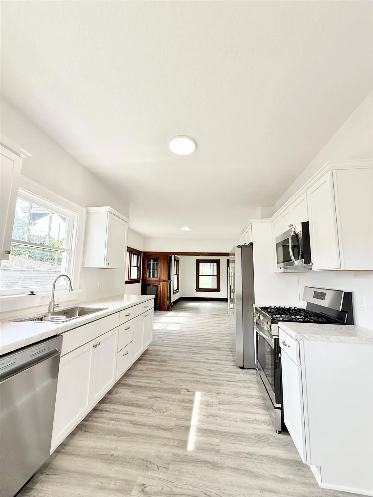 617 E Watrous Avenue, Des Moines, IA 50315 - #1