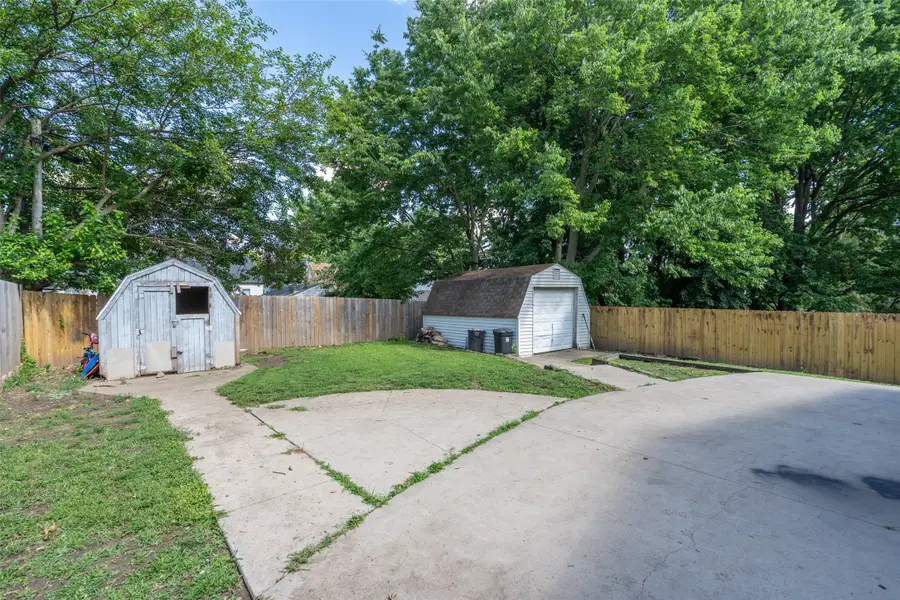 1275 E 36th Court, Des Moines, IA 50317 - #3