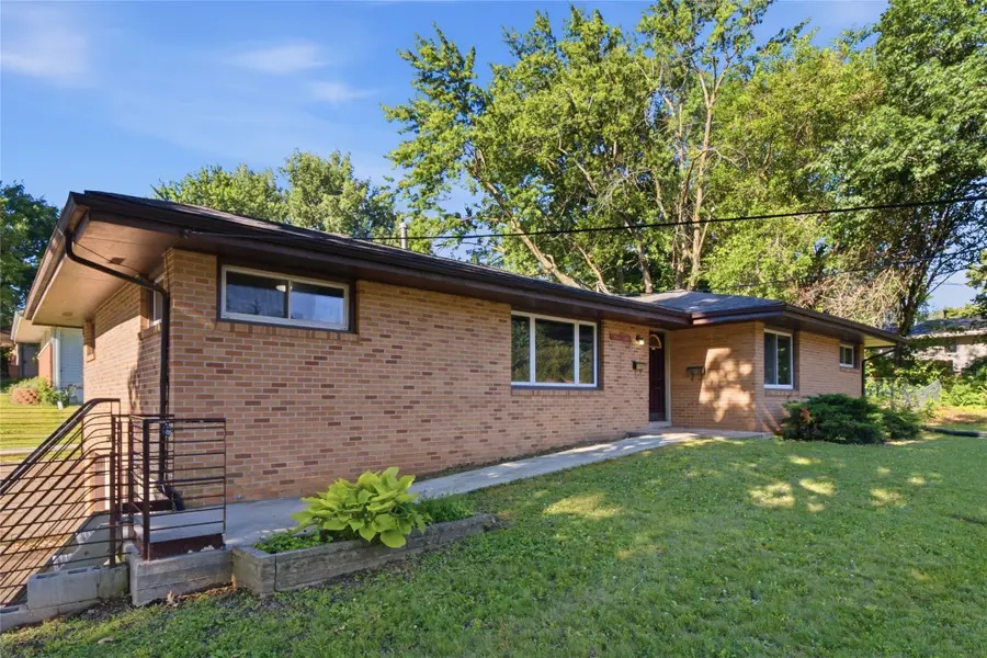 2806 Aurora Avenue, Des Moines, IA 50310 - #2