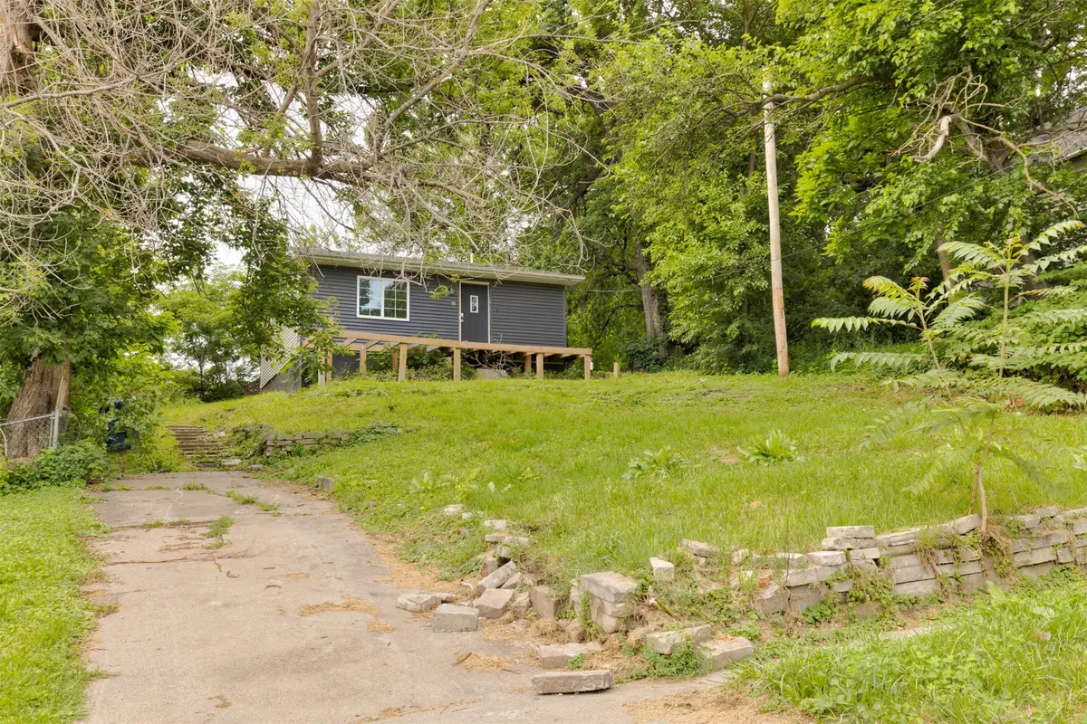 21 E Hillside Avenue, Des Moines, IA 50315 - #1