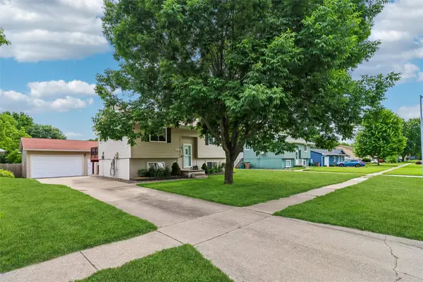 615 10th Avenue Nw, Altoona, IA 50009