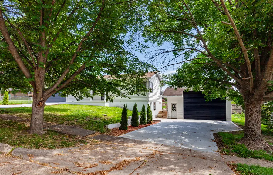 8105 Suncrest Drive, Des Moines, IA 50320 - #2