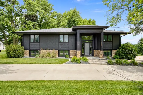 15721 Meredith Drive, Urbandale, IA 50323