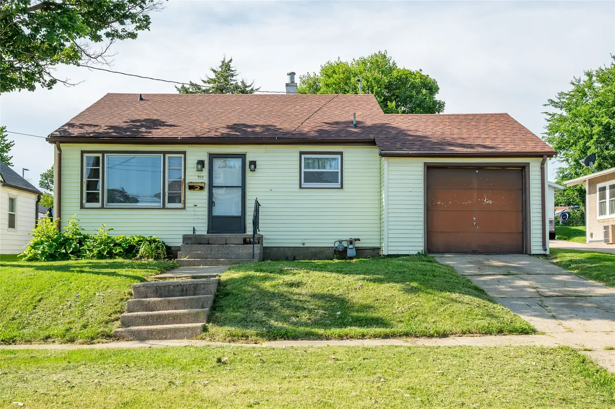 719 N 2nd Avenue E, Newton, IA 50208 - #1