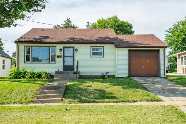 719 N 2nd Avenue E, Newton, IA 50208