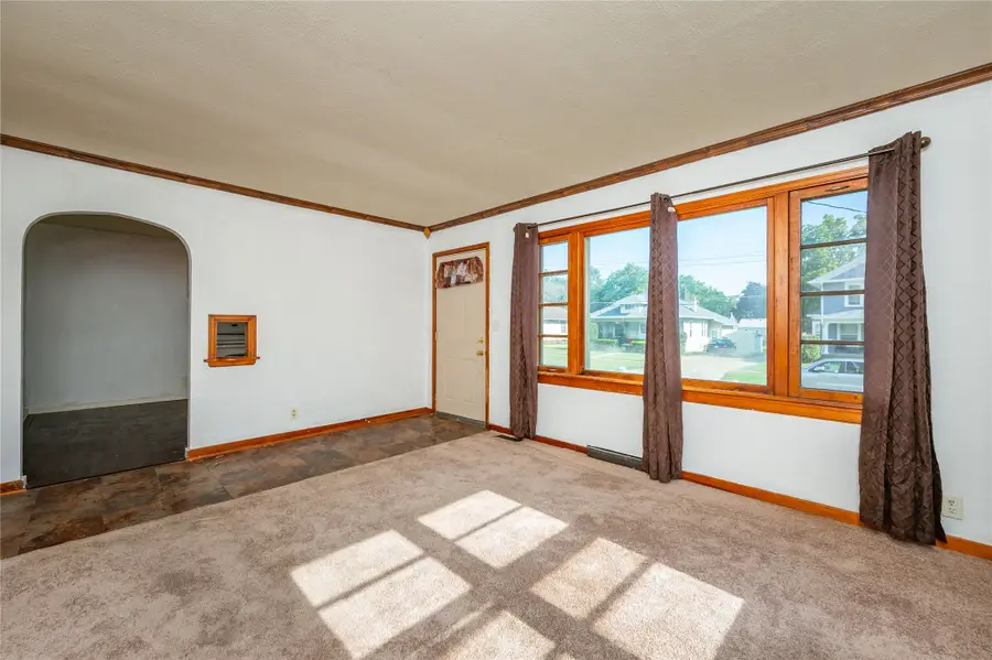719 N 2nd Avenue E, Newton, IA 50208 - #2