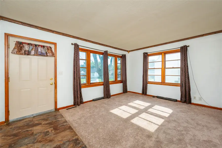 719 N 2nd Avenue E, Newton, IA 50208 - #3