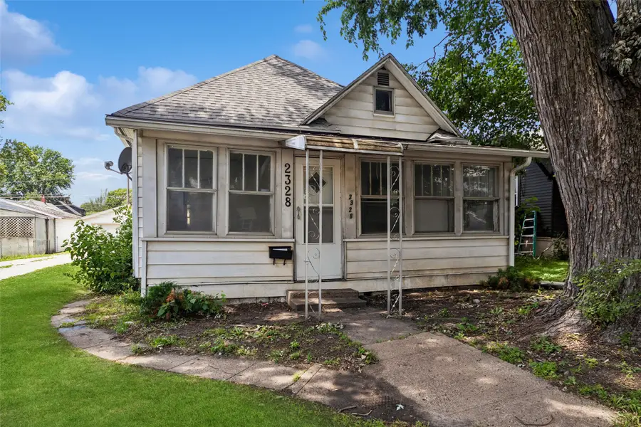 2328 E 14th Street, Des Moines, IA 50316 - #2