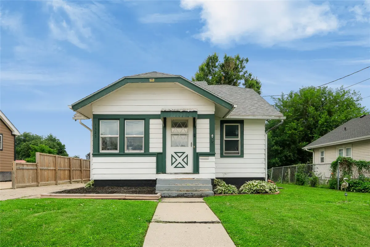 1325 N 4th Avenue E, Newton, IA 50208 - #1