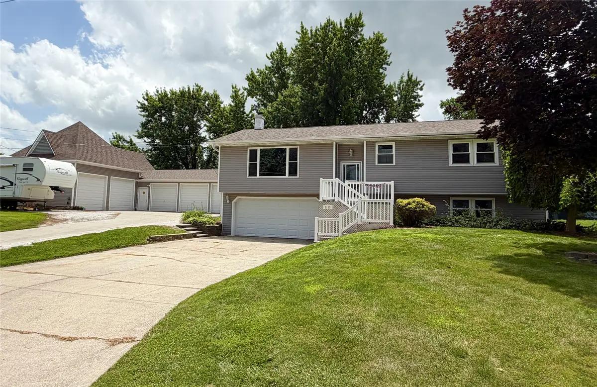 1115 N 9th Avenue E, Newton, IA 50208 - #1