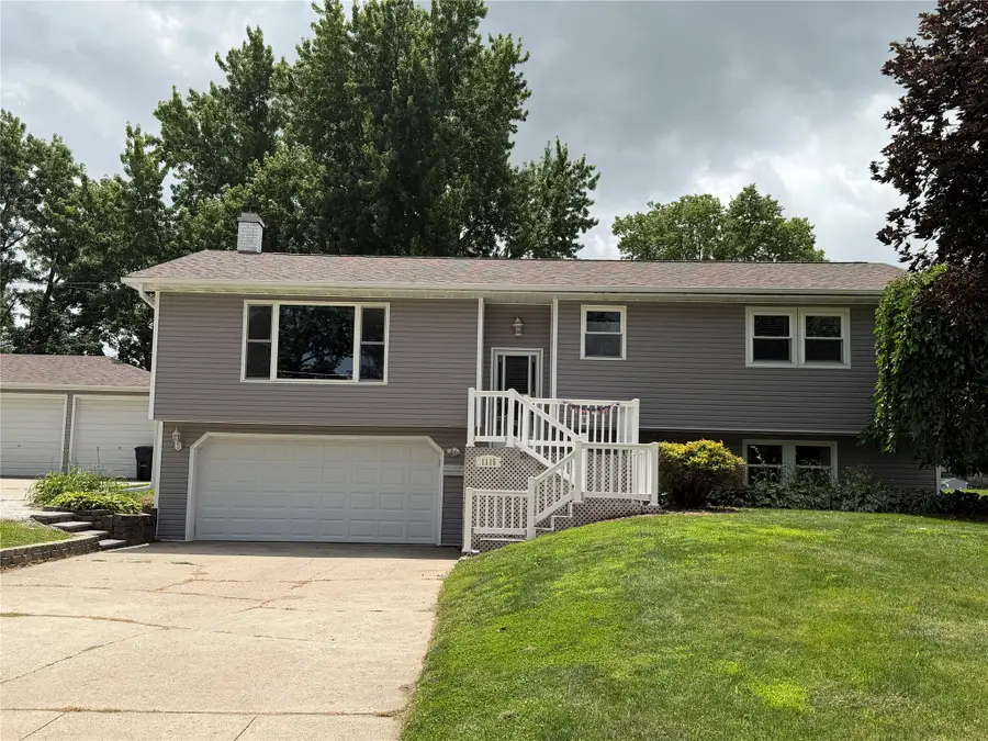 1115 N 9th Avenue E, Newton, IA 50208 - #2