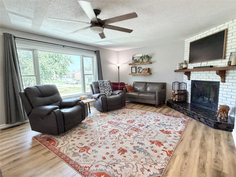 1115 N 9th Avenue E, Newton, IA 50208 - #3