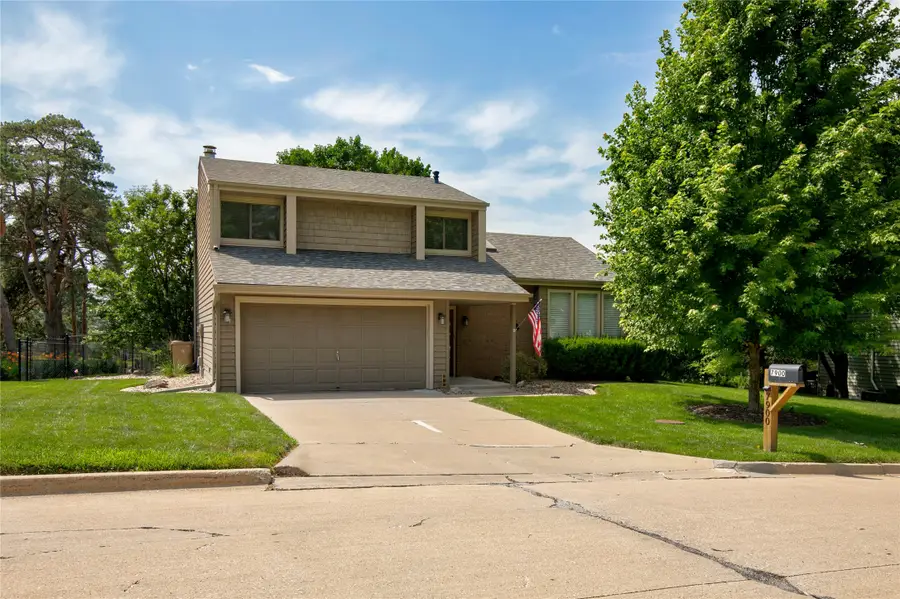 7900 Roseland Drive, Urbandale, IA 50322 - #2