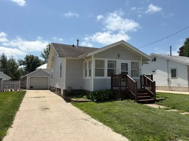 1021 N 5th Avenue E, Newton, IA 50208 - #1