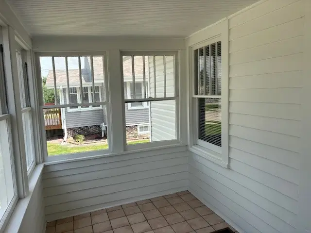 1021 N 5th Avenue E, Newton, IA 50208 - #3