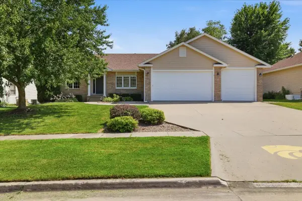 810 William Nowels Circle, Carlisle, IA 50047