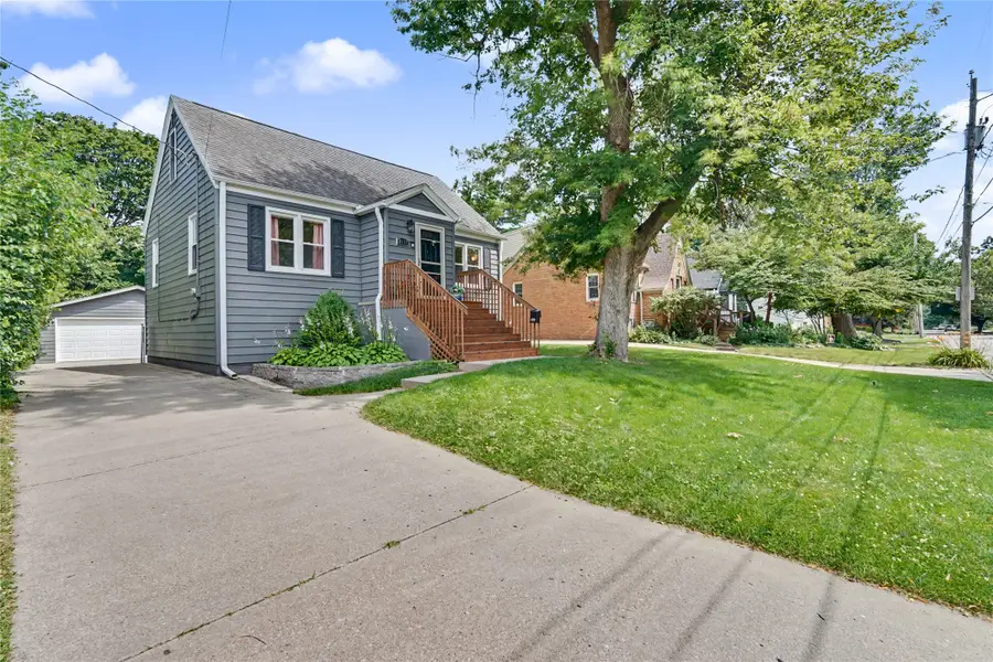 2117 44th Street, Des Moines, IA 50310 - #2