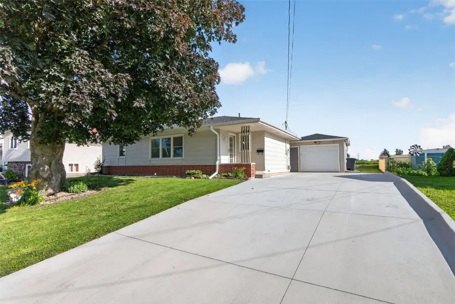 1404 N 9th Ave Place E, Newton, IA 50208 - #2