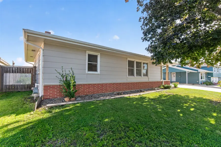 1404 N 9th Ave Place E, Newton, IA 50208 - #3