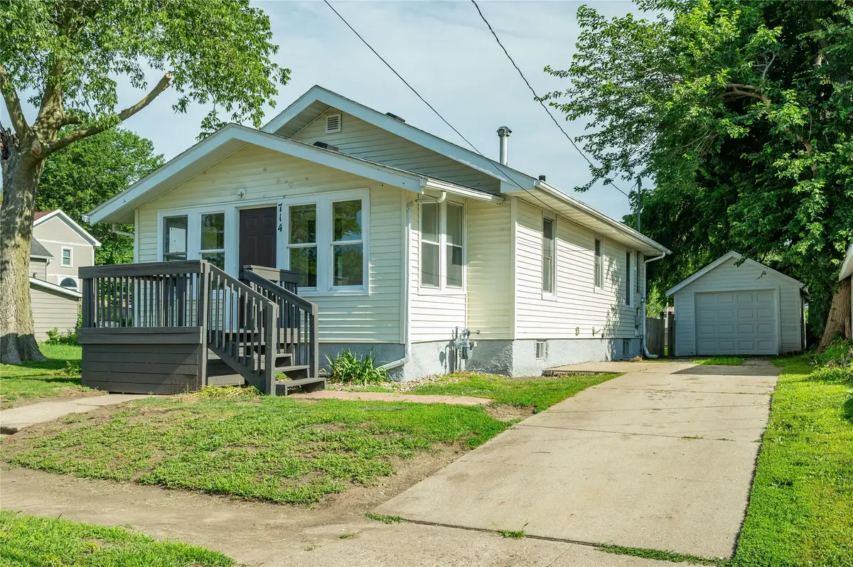 714 N 6th Avenue E, Newton, IA 50208 - #1