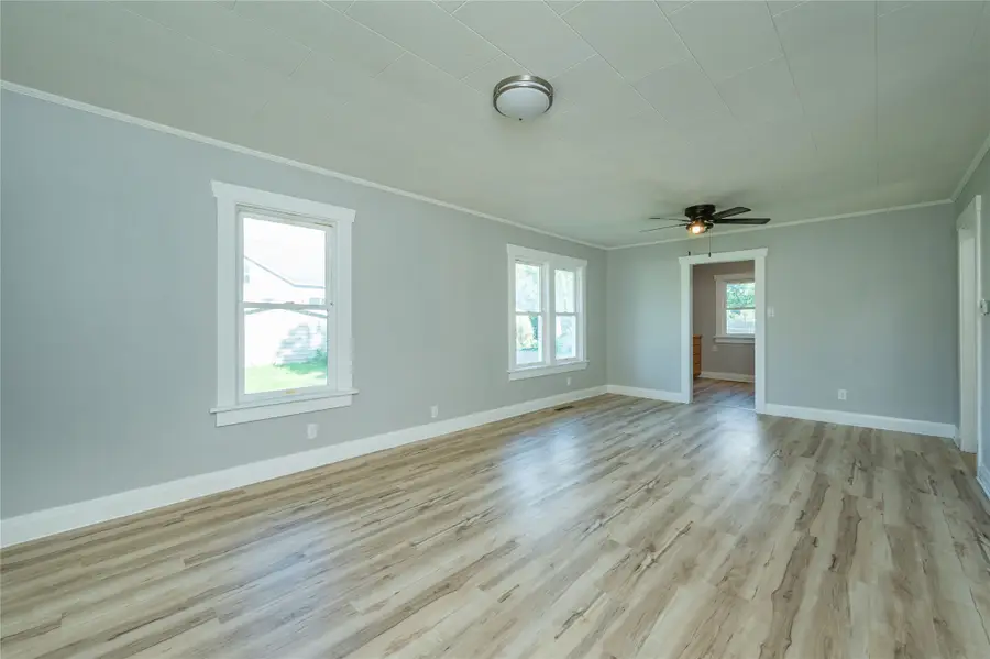 714 N 6th Avenue E, Newton, IA 50208 - #3