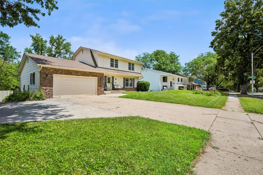 2501 Pleasant Street, West Des Moines, IA 50266 - #2