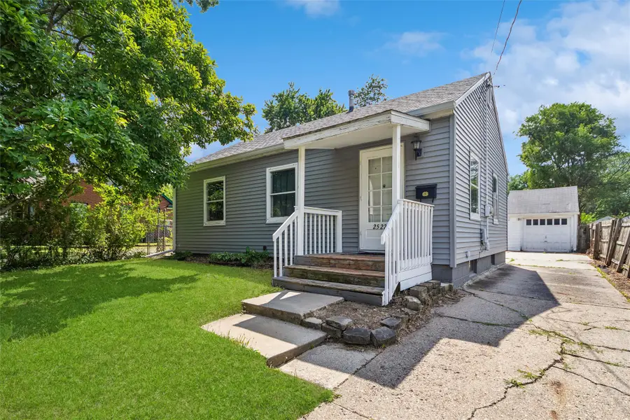 2522 38th Street, Des Moines, IA 50310 - #2