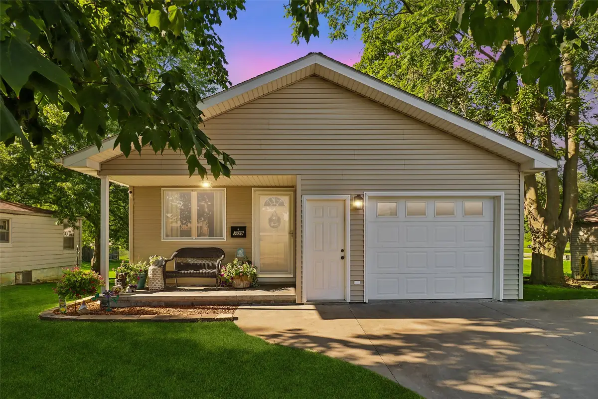 709 W Rock Island Street, Knoxville, IA 50138 - #1