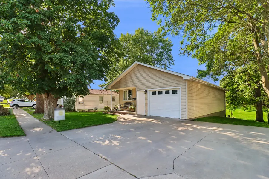 709 W Rock Island Street, Knoxville, IA 50138 - #2