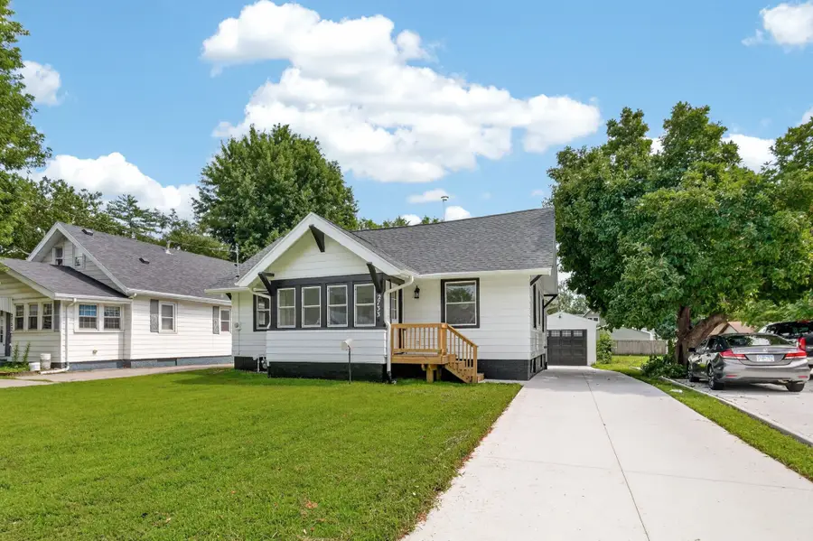 2733 E Grand Avenue, Des Moines, IA 50317 - #2