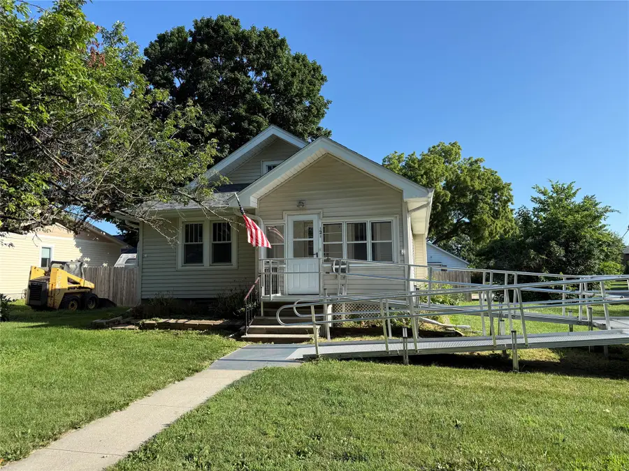 121 E Benton Street, Winterset, IA 50273 - #2