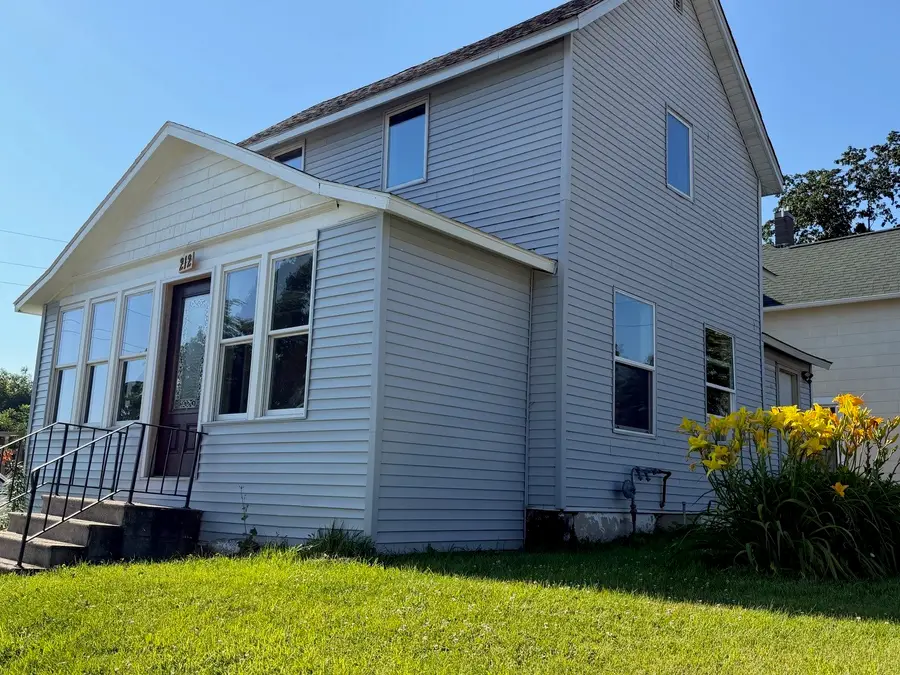 212 W Nevada Street, Marshalltown, IA 50158 - #2