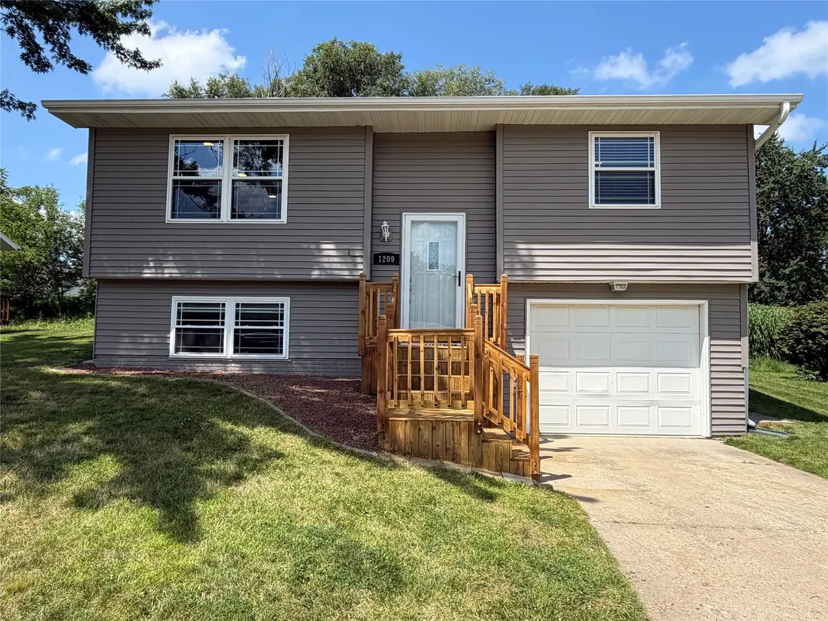 1209 N Prairie Street, Pella, IA 50219 - #1