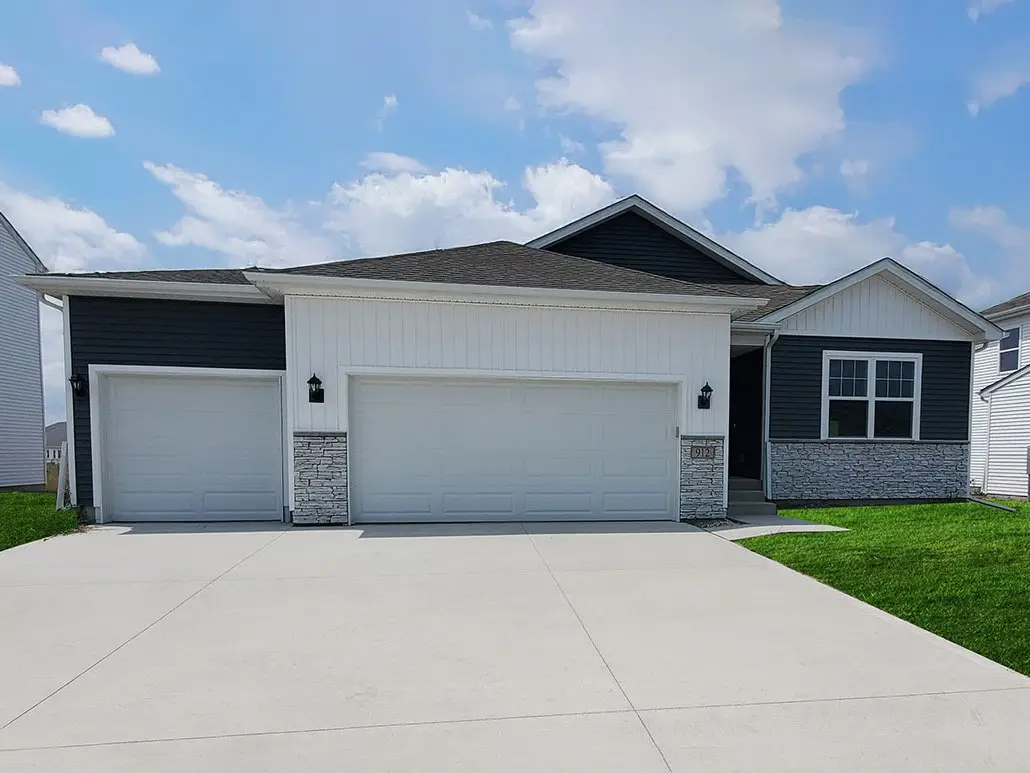 928 33rd Street Se, Altoona, IA 50009 - #1