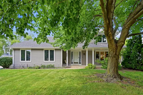 8221 Oakwood Drive, Urbandale, IA 50322