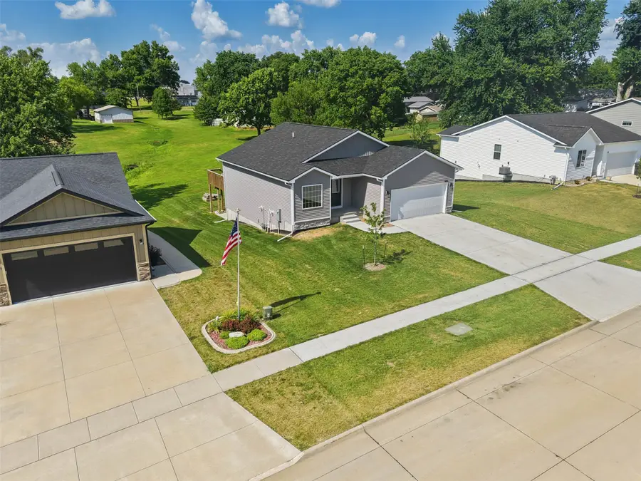 509 17th Avenue E, Oskaloosa, IA 52577 - #3