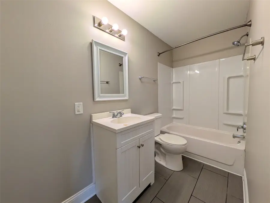 240 E Dunham Avenue, Des Moines, IA 50315 - #3