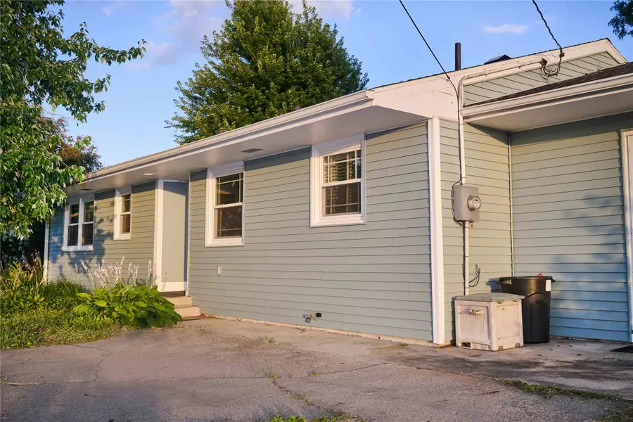 303 N 19th Avenue W, Newton, IA 50208 - #3