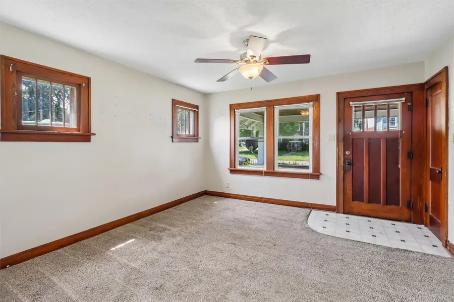 814 W 4th Street S, Newton, IA 50208 - #3