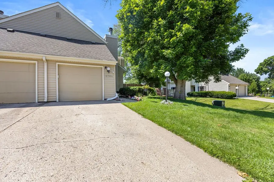 8704 Snapdragon Lane, Urbandale, IA 50322 - #2