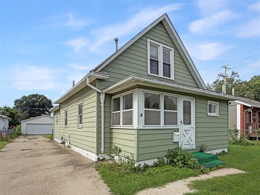 2905 E Walnut Street, Des Moines, IA 50317 - #2