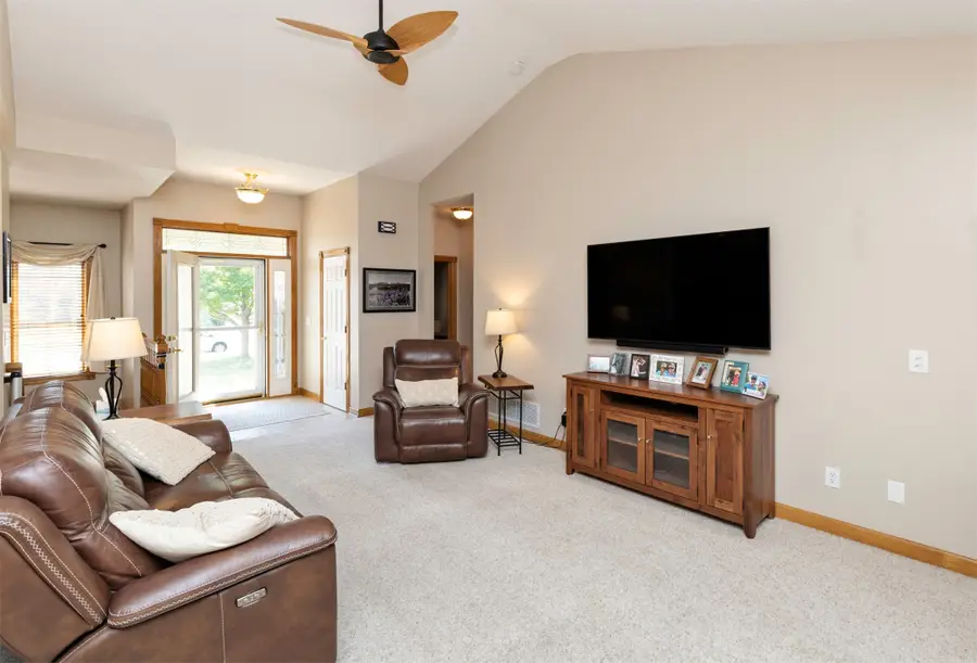 1018 Falcon Drive Se, Altoona, IA 50009 - #3