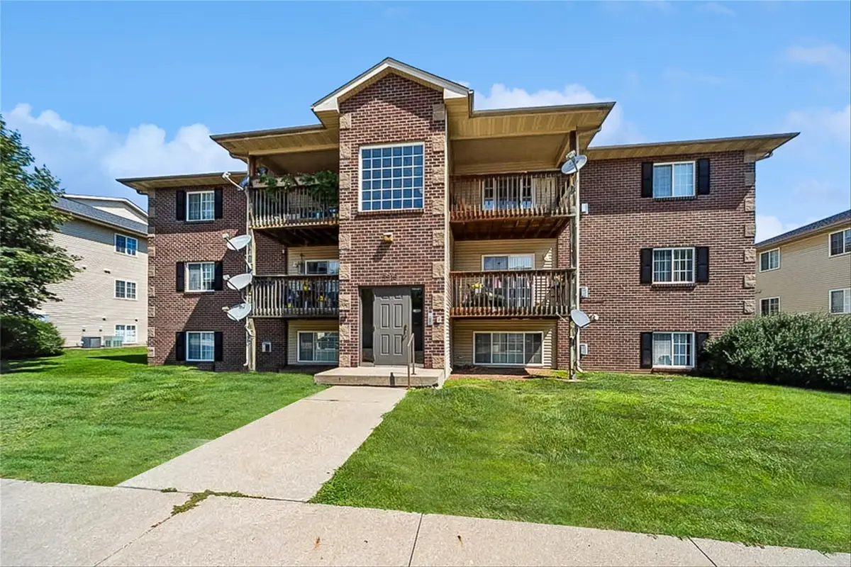 5916 Sutton Place #8, Urbandale, IA 50322 - #1